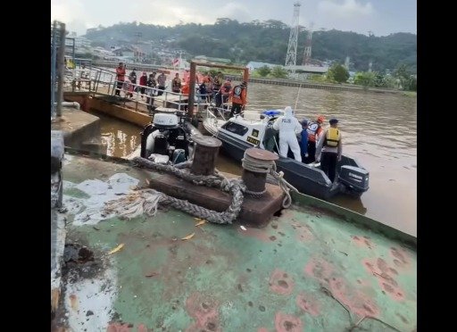Tim sar mengevakuasi jasad yang ditemukan mengambang di perairan Pelelangan dan Navigasi Selili, Samarinda, Kalimantan Timur, Minggu (7/6/2026). (ist)