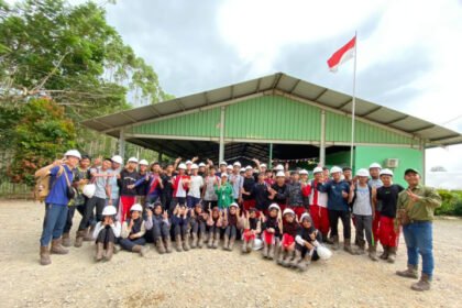 Siswa SMP Negeri 2 Bontang saat mengikuti program Hutan Tanaman Industri.