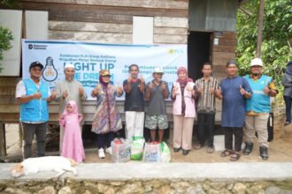 Wali Kota Bontang Neni Moerniaeni, bersama PLN Bontang sambangi rumah warga penerima BPBL gratis. (Humas Pemkot Bontang). (ist)
