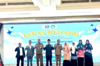 Sekretaris Komisi A DPRD Kota Bontang, Saeful Rizal, turut membantu mengenalkan layanan pendidikan kesetaraan gratis
