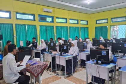 Situasi siswa SMP Negeri 1 Bontang saat mengikuti TKA di sekolah