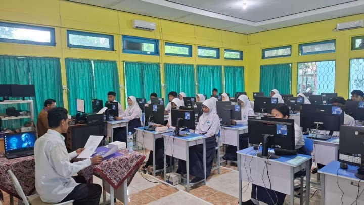 Situasi siswa SMP Negeri 1 Bontang saat mengikuti TKA di sekolah