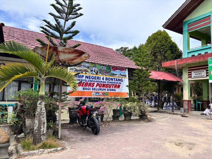 SMP Negeri 4 yang terletak di Kelurahan Gunung Telihan, Bontang Barat.