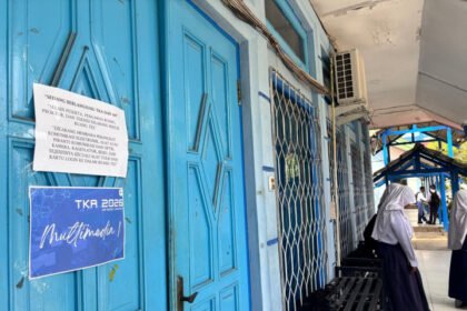 Siswa SMP Negeri 1 Bontang menunggu giliran masuk ujian sesi berikutnya