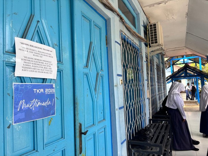 Siswa SMP Negeri 1 Bontang menunggu giliran masuk ujian sesi berikutnya