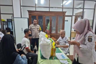 Penyaluran bantuan sembako di kelurahan. (istimewa)
