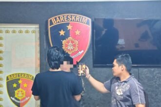 RI (18) diamankan di Polsek Samarinda Ulu setelah video dugaan pengancaman menggunakan pistol mainan. (istimewa)