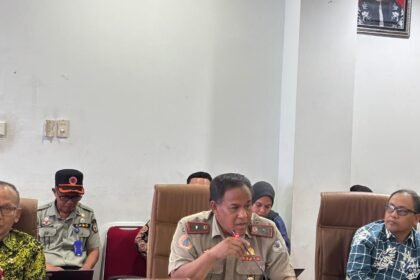 Kepala Pelaksana BPBD Bontang, Usman saat mengikuti rapat pembahasan Raperda Penyelenggaraan Penanaman Industri