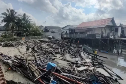 Puing-puing rumah roboh akibat diterjang gelombang laut di Kelurahan Klandasan Ulu, Kota Balikpapan, Jumat (10/7/2026) dini hari.(istimewa)
