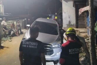 Mobil warga terperosok ke dalam galian jargas.