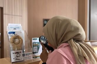 Kaca pembesar yang berada di meja layanan