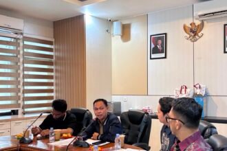 Penata Perizinan Ahli Muda, DPM-PTSP Kota Bontang, Idrus (kedua dari kiri).