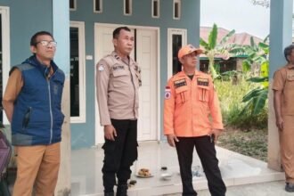 Kabid Kedaruratan dan Logistik, BPBD Bontang, Ismail (kanan) saat dampingi eksekusi rumah walet RT 27, Tanjung Laut Indah.