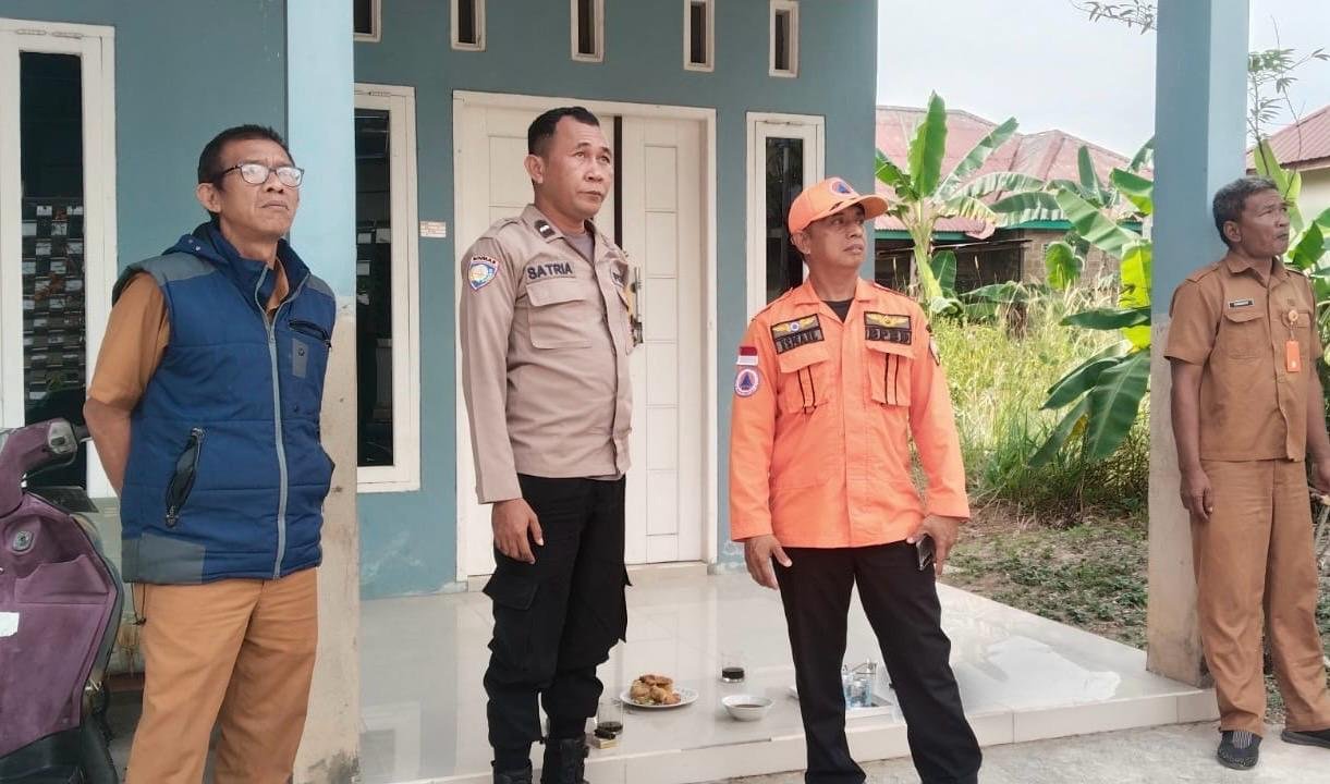 Kabid Kedaruratan dan Logistik, BPBD Bontang, Ismail (kanan) saat dampingi eksekusi rumah walet RT 27, Tanjung Laut Indah.