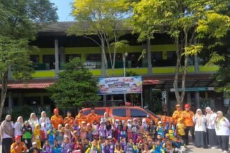 Jajaran BPBD Kota Bontang foto bersama siswa usai pelaksanaan kegiatan sosialisasi dan simulasi di SDN 013 Bontang Selatan.