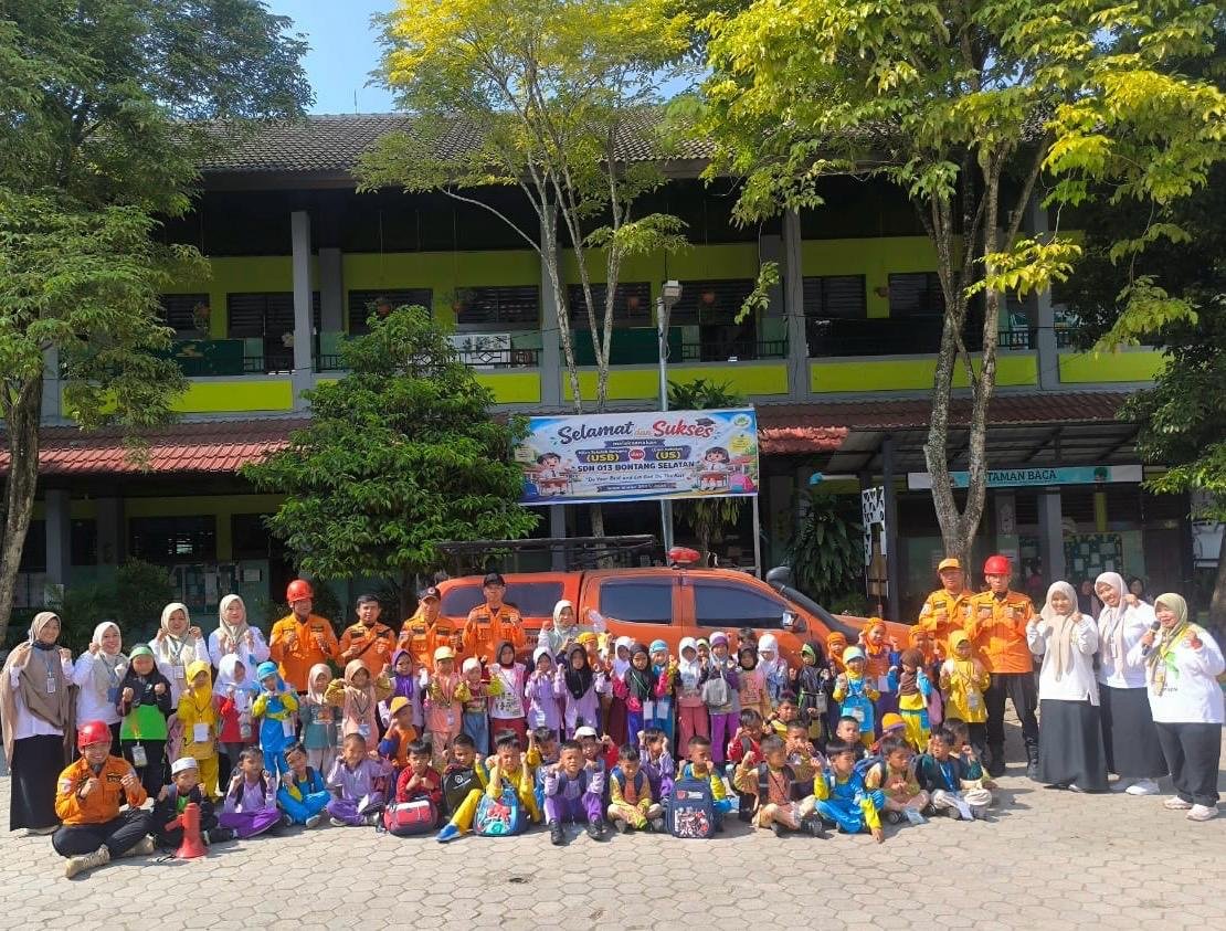 Jajaran BPBD Kota Bontang foto bersama siswa usai pelaksanaan kegiatan sosialisasi dan simulasi di SDN 013 Bontang Selatan.