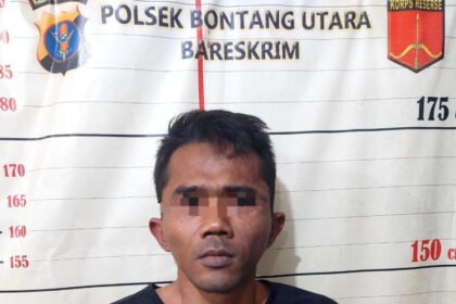 Tersangka FS diamankan polisi.