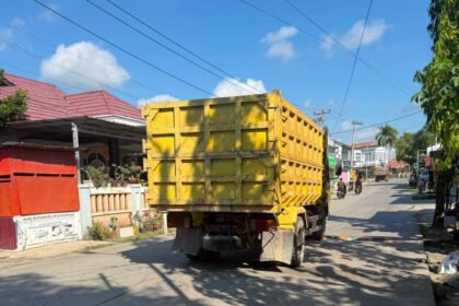 Material batu koral berserakan di Jalan Pelabuhan III, Kelurahan Tanjung Laut Indah. (Istimewa)