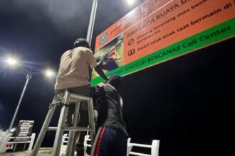 Plang hiimbauan saat dipasang di Kelurahan Loktuan.