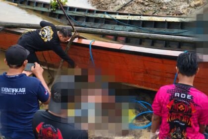 Evakuasi jasad yang ditemukan warga di wilayah Tanah Habang, Kelurahan Mangkurawang tenggarong. (istimewa)