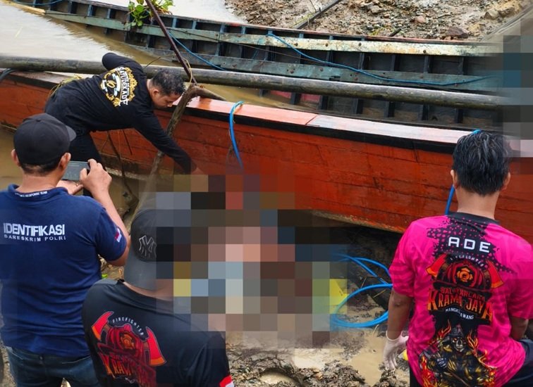 Evakuasi jasad yang ditemukan warga di wilayah Tanah Habang, Kelurahan Mangkurawang tenggarong. (istimewa)
