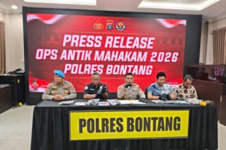WaKapolres Bontang Kompol Awan Kurnianto saat menggelar konferensi pers hasil operasi Antik di Mapolres, Jumat (31/7/2026). (istimewa)