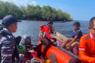 Petugas BPBD Bontang dan tim melakukan pencarian di tengah laut. (Istimewa)