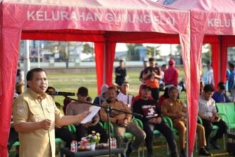 Wawali AH membuka resmi kegiatan Lomba Voli Ceria antar RT di Kelurahan Gunung Elai. (Prokopim).
