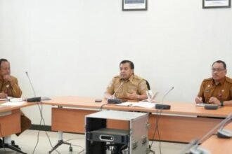 Wakil Wali Kota Bontang Agus Haris memimpin rapat penanganan perilaku kenakalan remaja pada Senin (3/8/2026) (Ist).