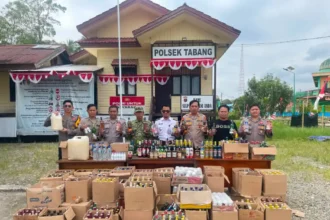 ratusan botol miras yang diamankan polsek tabang. (istimewa)