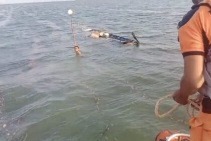 Petugas BPBD Bontang menemukan kapal korban tenggelam di perairan Tebok Batang.