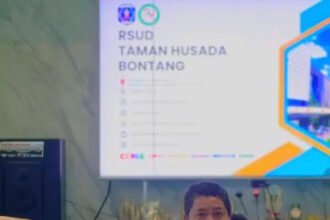Kepala Bagian Hukum dan Humas RSUD Taman Husada Bontang, Romi Rizka saat melaksanakan Promkes dan edukasi layanan rumah sakit di Kelurahan Bontang Baru. (Istimewa)