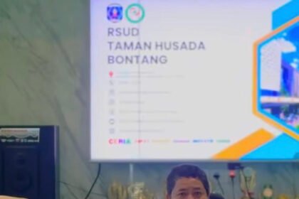 Kepala Bagian Hukum dan Humas RSUD Taman Husada Bontang, Romi Rizka saat melaksanakan Promkes dan edukasi layanan rumah sakit di Kelurahan Bontang Baru. (Istimewa)