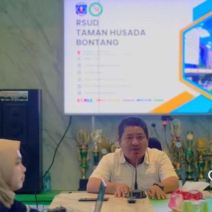 Kepala Bagian Hukum dan Humas RSUD Taman Husada Bontang, Romi Rizka saat melaksanakan Promkes dan edukasi layanan rumah sakit di Kelurahan Bontang Baru. (Istimewa)
