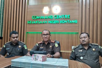 Konferensi pers Kejaksaan Negeri Bontang terkait kasus korupsi Bimtek di Dishub pada Senin (3/8/2026). (istimewa)