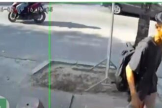 Tangkapan layar pria misterius diduga melakukan aksi pelecehan seksual di salah satu toko. (istimewa)