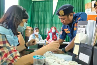 personel Disdamkartan Bontang menjalani Tes urine di Pos Berbas. (istimewa)