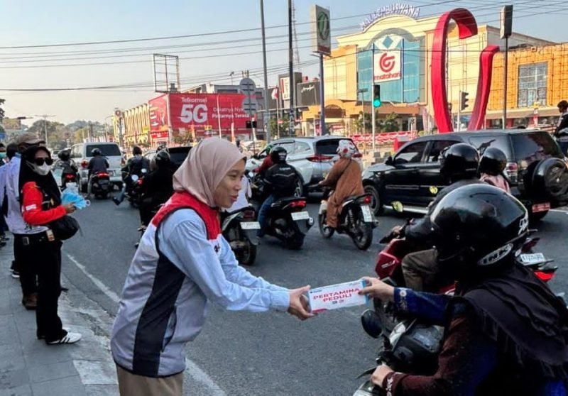 pembagian masker oleh Pertamina Patra Niaga Kalimantan di Kota Samarinda. (istimewa)