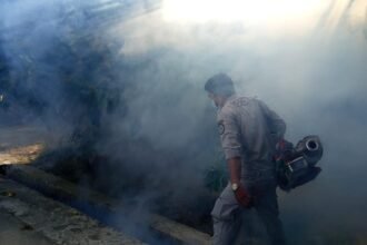 Petugaa Dinkes Bontang saat melakukan fogging (Ist).