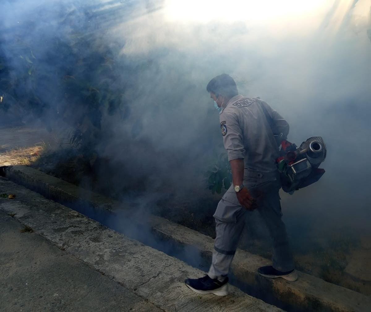 Petugaa Dinkes Bontang saat melakukan fogging (Ist).