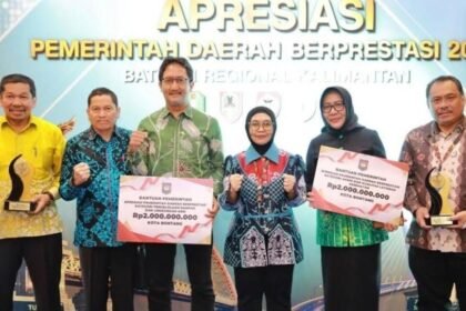 Wali Kota Bontang menerima dua penghargaan di agenda Apresiasi Pemerintah Daerah Berprestasi Tahun 2026 Batch II Regional Kalimantan di Hotel Platinum, Balikpapan (Ist).