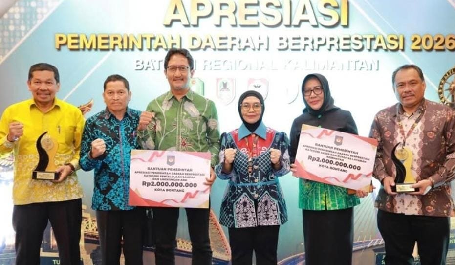 Wali Kota Bontang menerima dua penghargaan di agenda Apresiasi Pemerintah Daerah Berprestasi Tahun 2026 Batch II Regional Kalimantan di Hotel Platinum, Balikpapan (Ist).
