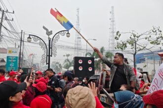 masa aksi yang berada di depan kantor UP3 PLN bontang.