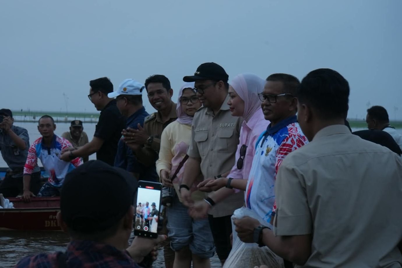 Bupati Kukar, Aulia Rahman Basri saat tebar benih padi di Danau Semayang. (istimewa)