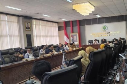 DPRD Kalimantan Timur memfasilitasi pengaduan keluarga pasien Ediyanto Wong (63) terkait kawat tertinggal di jantung atau tindakan cath lab di RSUD Abdoel Wahab Sjahranie (AWS) Samarinda. (istimewa)