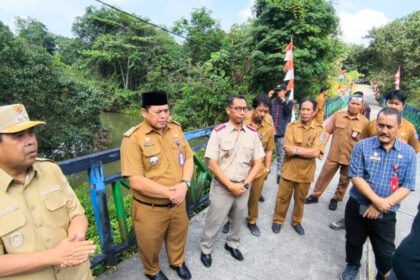 Wawali Bontang saat melaksanakan sidak di Jembatan SMP Negeri 5 pada Senin (7/9/2026). (istimewa)