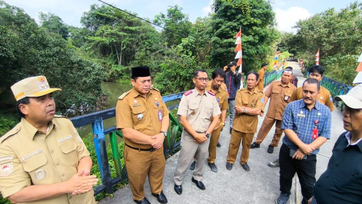 Wawali Bontang saat melaksanakan sidak di Jembatan SMP Negeri 5 pada Senin (7/9/2026). (istimewa)