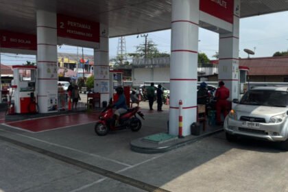 Antrean BBM di Spbu akawy Bontang terlihat kondusif. (istimewa)