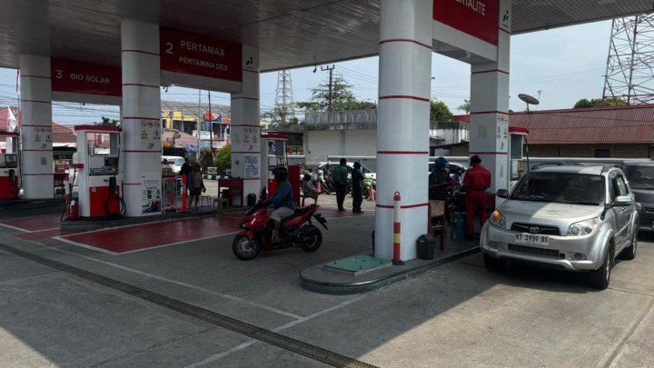 Antrean BBM di Spbu akawy Bontang terlihat kondusif. (istimewa)