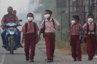 Ilustrasi siswa memakai masker.